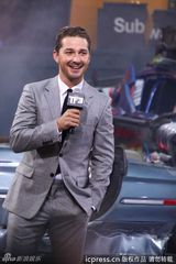 组图：《变形金刚3》首映 女主角高开衩长裙娇艳