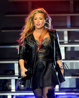 组图：黛米-洛瓦托洛杉矶开唱 挺胸豪唱勾魂四射