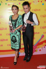 组图：金曲榜颁奖星光黯淡 张敬轩献主持处女秀