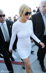 高清：林赛-罗韩抵达法庭 着白色连衣裙下车走光