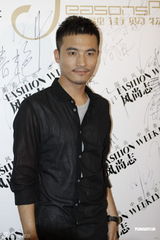 组图：刘孜产后首曝光身材苗条 莫小奇性感秀曲线