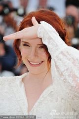 高清图：《无法安宁》发布会 米娅自带相机玩拍照