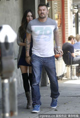 组图：梅根挺大肚性感依旧 老公怒斥狗仔偷拍