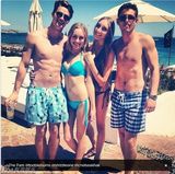 阿诺长子度假比基尼美女围绕 女友翘臀紧贴(图)