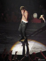 组图：比伯曝吸大麻后首登台 脱上衣半裸秀身材