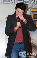 组图：李光洙参与配音动画片 试映会吻恐龙