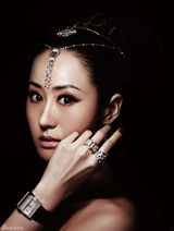 幻灯图：于珈若露背拍时尚大片 戴千万珠宝显贵气