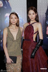 组图：林莉压轴走秀真空上阵 示范苗族服饰