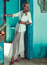 组图：超模坎迪斯全裸登新年特刊 演绎异域风情