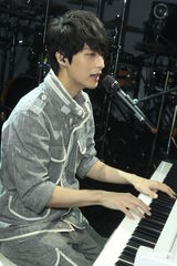 严爵台北开唱“不孤独” 挑战新专辑全曲目