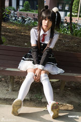 组图：许雅涵赴东南亚为萌妹选美代言