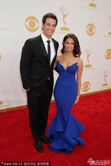 组图：名嘴Rocsi Diaz露胸裙性感亮相艾美红毯