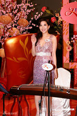 幻灯图集：熊黛林华美礼服亮相 表演优美花灯舞 