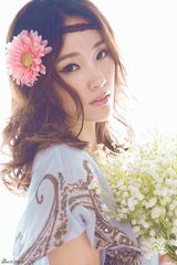 组图：屈玥大胆尝试透视装 修长美腿性感撩人