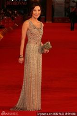 组图：第6届罗马电影节《昂山素季》首映礼 杨紫琼挽未婚夫恩爱亮相