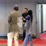 独家：王志飞送张定涵离京 机场拥吻依依不舍