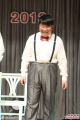 组图：林保怡新片秀踢踏舞技 穿背带裤绅士范儿
