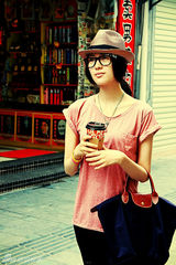 组图：童瑶粉帽T恤清新街拍 可爱率性完美结合