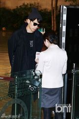 组图：歌手Rain飞日本开粉丝见面会 随和派签名