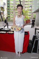 组图：薛凯琪亮相插画展 力撑房祖名称其不花心