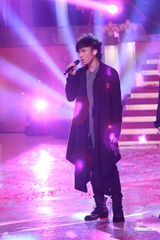 组图：容祖儿粉裙优雅 与古巨基等登台献唱