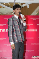 组图：汪东城着夸张铆钉裤亮相 与粉丝亲密合影