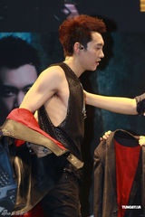 组图：王野发片秀肌肉 母亲带家常菜抵京支持