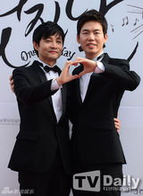 组图：韩导与同性恋人高调完婚 河莉秀等道贺