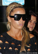 组图：乔丹镂空衫透双球 波霸超出街嘟嘴扮萌