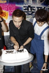 MIC男团助阵《变3》点映 池约翰庆22岁生日(图)