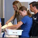 组图：皮特抵法密会婚礼策划师 商讨婚礼事宜