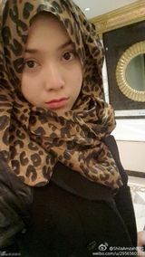 茜拉与家人私照曝光 长发美女爱卖萌