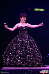 组图：甄妮等红馆开唱 潘美辰唱情歌疑示爱