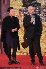 组图：徐峥黑西装亮相 表情略囧光头亮