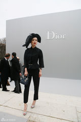 组图：霍思燕Angelababy林鹏盛装亮相巴黎时装周