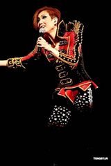 高清图：郑秀文台湾再度开唱 穿婚纱大唱许志安名曲