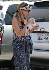 组图：好莱坞名媛妮可-里奇街拍连体裤搭潮包