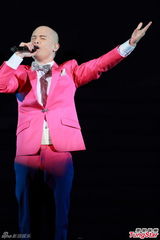 组图：侧田个唱弄哭女友 大方摘帽露光头