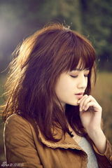 组图：香香拍摄治愈系写真 蜕变成熟小女人