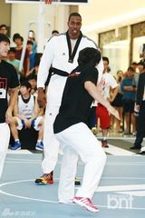 组图：NBA球星霍华德访韩跳马舞与谐星搞笑互动