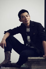 组图：朱亚文户外写真 冷峻浇筑原味型男