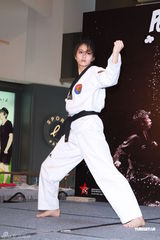 组图：《拳霸家族》香港秀武术 男女主角帅气对打