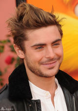 组图：斯威夫特和埃夫隆宣传新片亲密拥吻