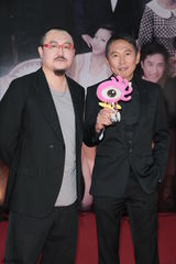 组图：金像奖红毯星光灿烂 众星持小新齐卖萌