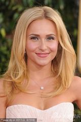 组图：海顿-潘妮蒂尔鱼尾白裙笑容甜美