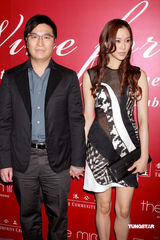 高清：徐子淇优雅现身 与李家诚十指相扣秀恩爱