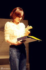 组图：方龄《胡来》剧照曝光 诠释知性电台主播