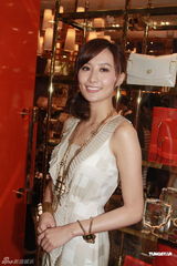 组图：汪诗诗出席新店开幕礼 力挺甄子丹认真专业