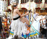 组图：希尔顿戛纳拍大片超低胸尽显风骚