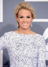 高清组图：凯莉-安德伍德性感亮相格莱美红毯